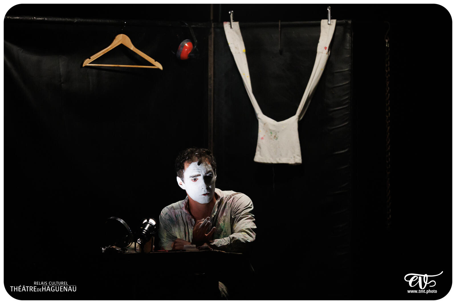 TROP PRÈS DU MUR (TYPHUS BRONX)